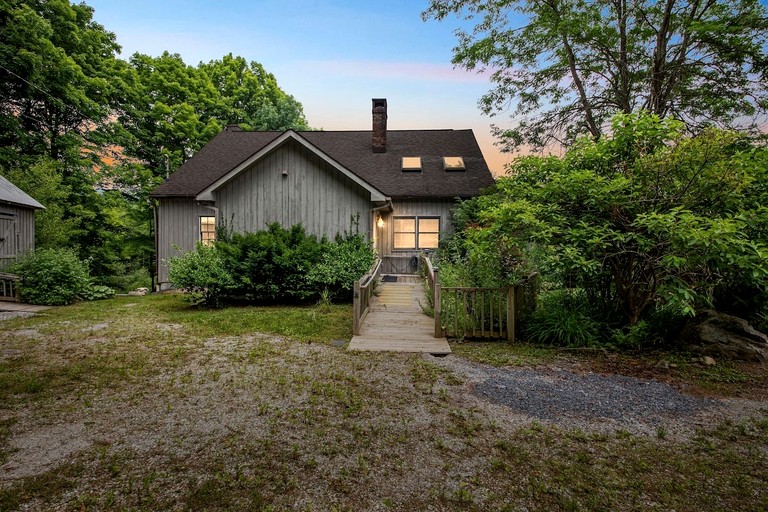 Awesome Cottage with Fireplace and Swimming Pool in Sunderland, Vermont