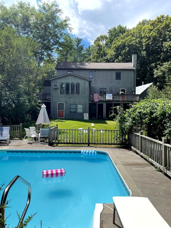 Awesome Cottage with Fireplace and Swimming Pool in Sunderland, Vermont