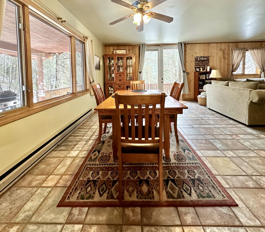 Family-Friendly Cabin with Large Deck and Hot-Tub in Washington