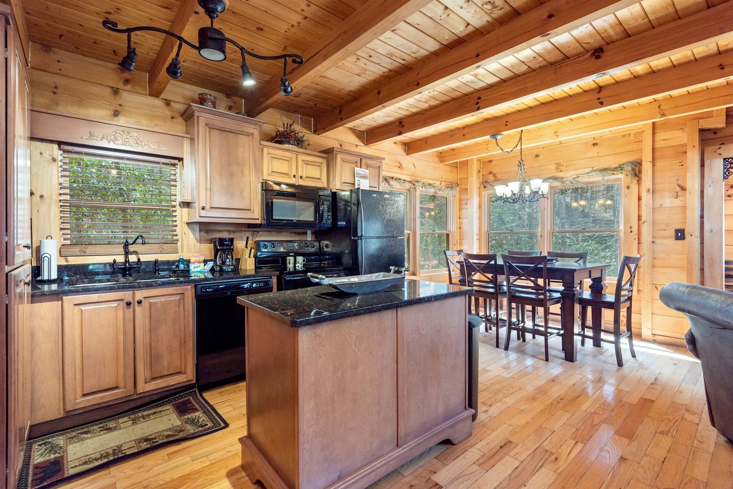 Gorgeous Cabin with Fireplace and Hot-tub in Sevierville, Tennessee