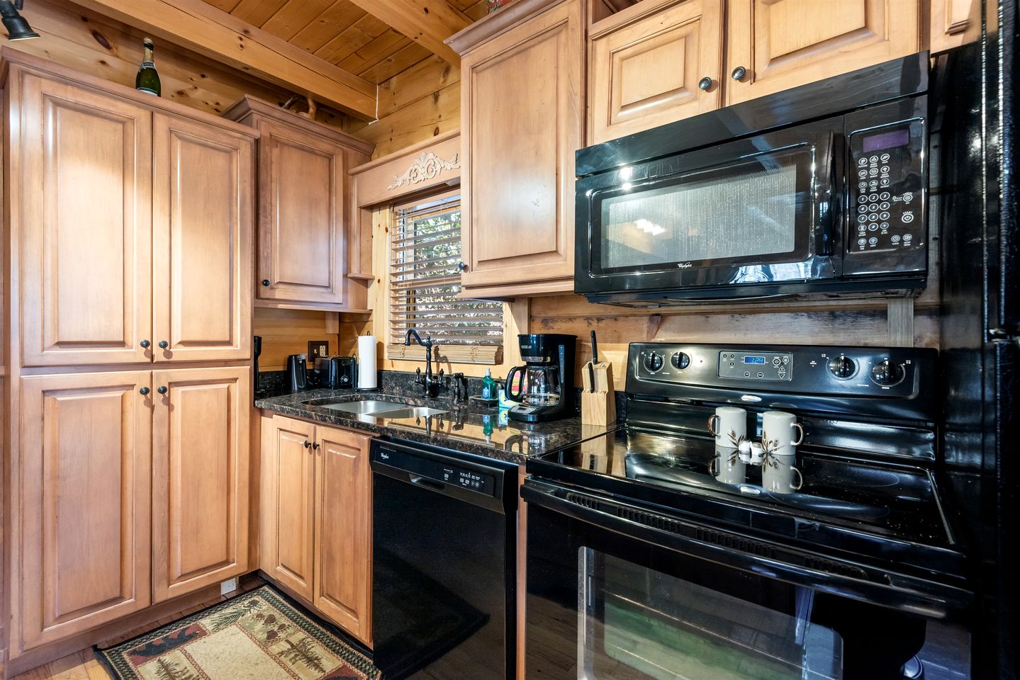 Gorgeous Cabin with Fireplace and Hot-tub in Sevierville, Tennessee