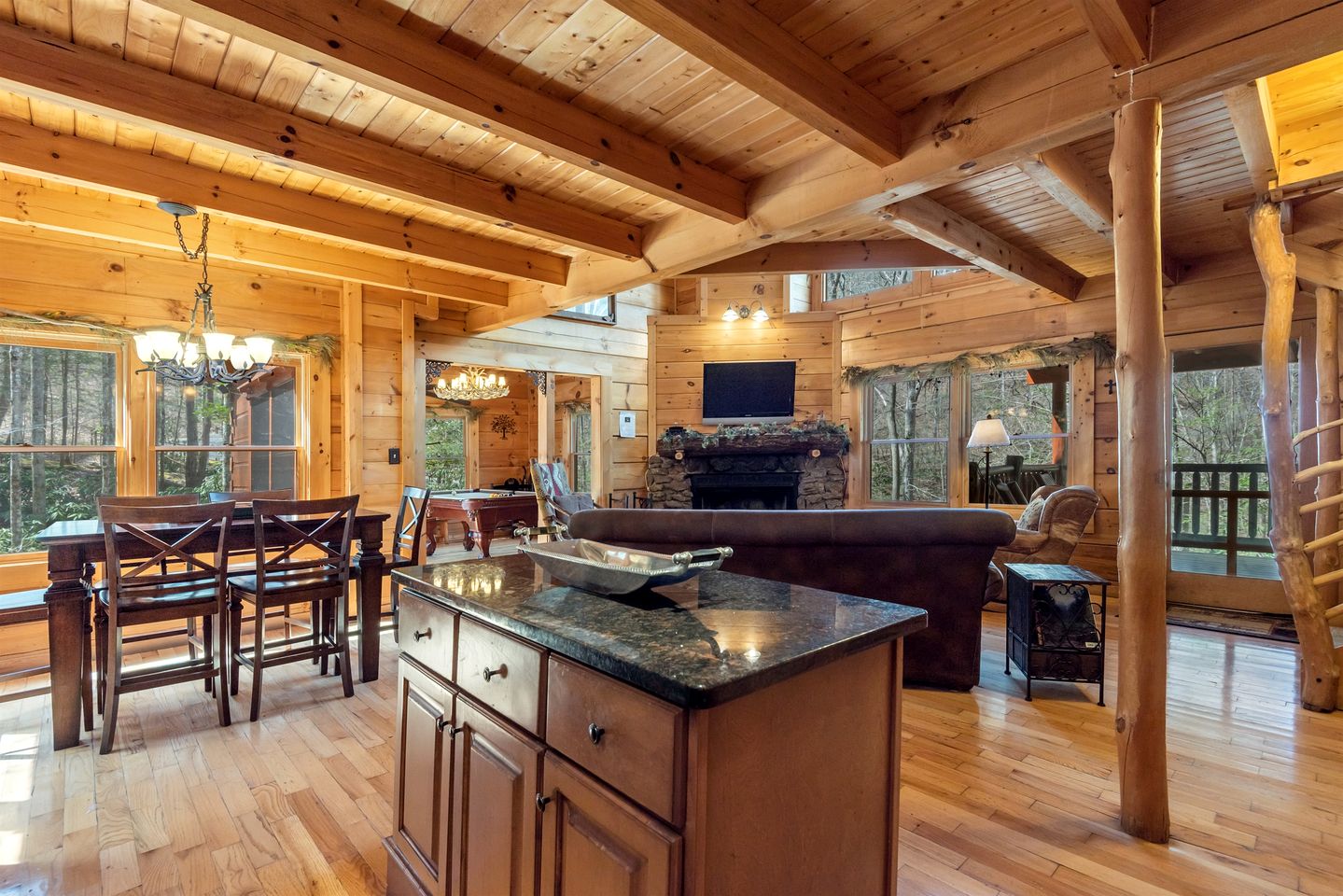Gorgeous Cabin with Fireplace and Hot-tub in Sevierville, Tennessee