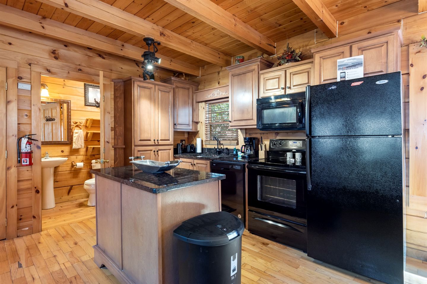 Gorgeous Cabin with Fireplace and Hot-tub in Sevierville, Tennessee