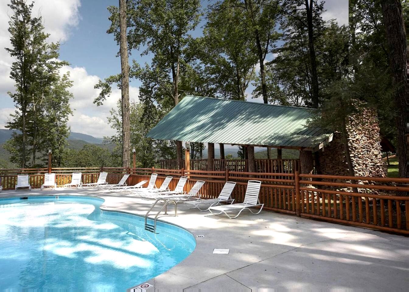 Gorgeous Cabin with Fireplace and Hot-tub in Sevierville, Tennessee