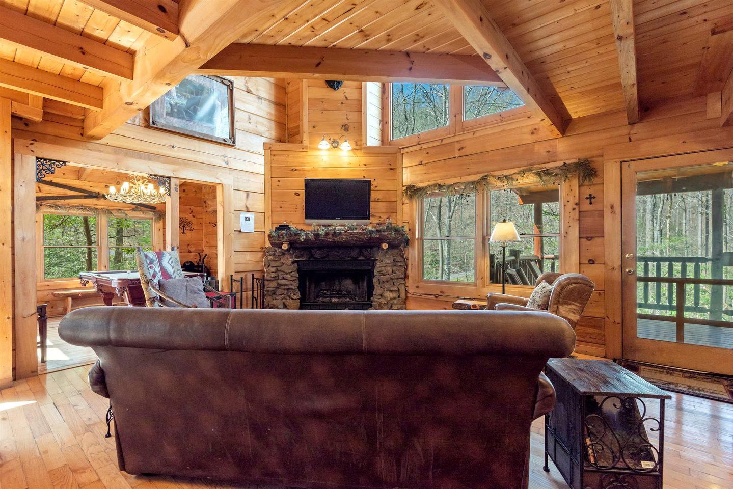 Gorgeous Cabin with Fireplace and Hot-tub in Sevierville, Tennessee