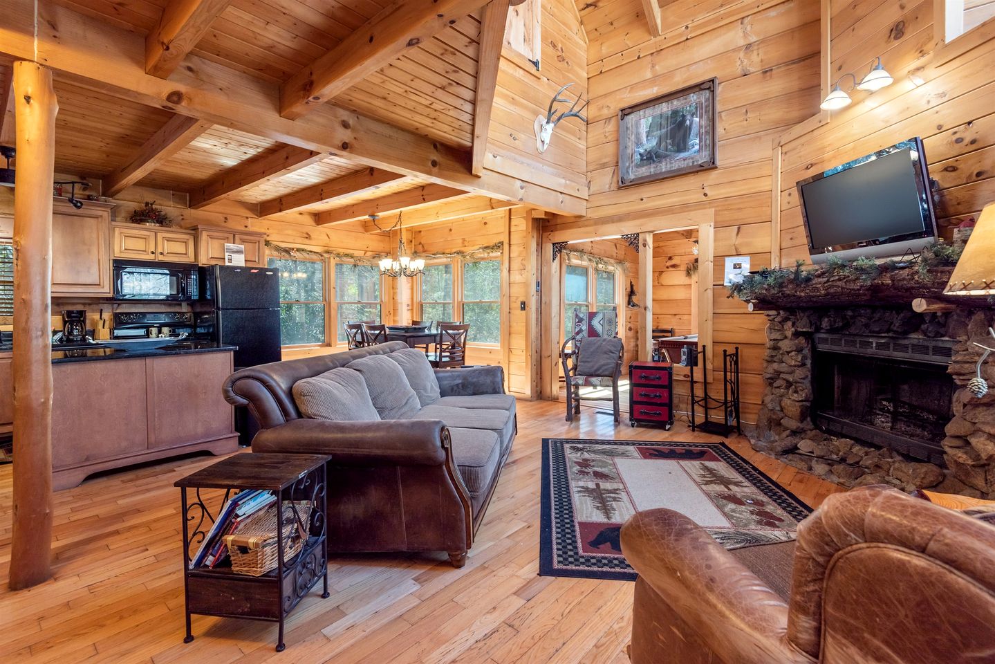 Gorgeous Cabin with Fireplace and Hot-tub in Sevierville, Tennessee
