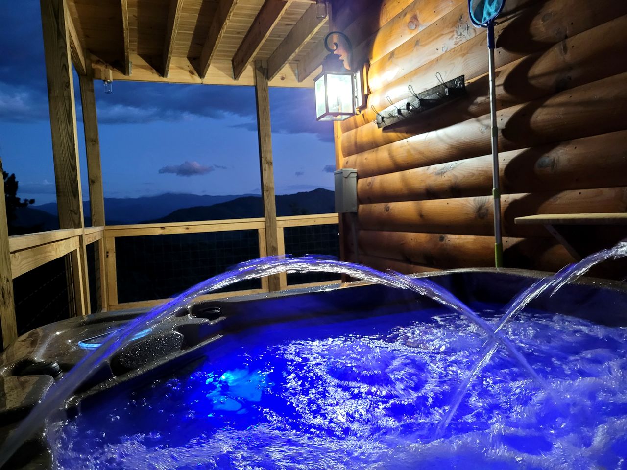 Mountain Cabin with Spa and Breathtaking Views in Sevierville, Tennessee