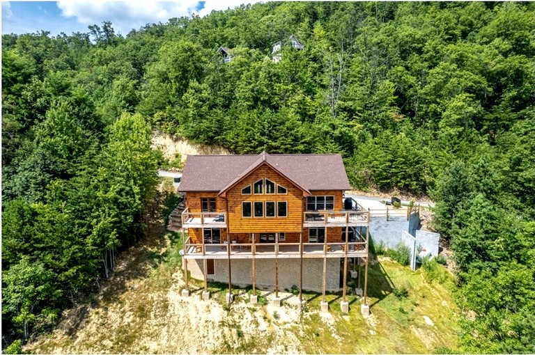Mountain Cabin with Spa and Breathtaking Views in Sevierville, Tennessee