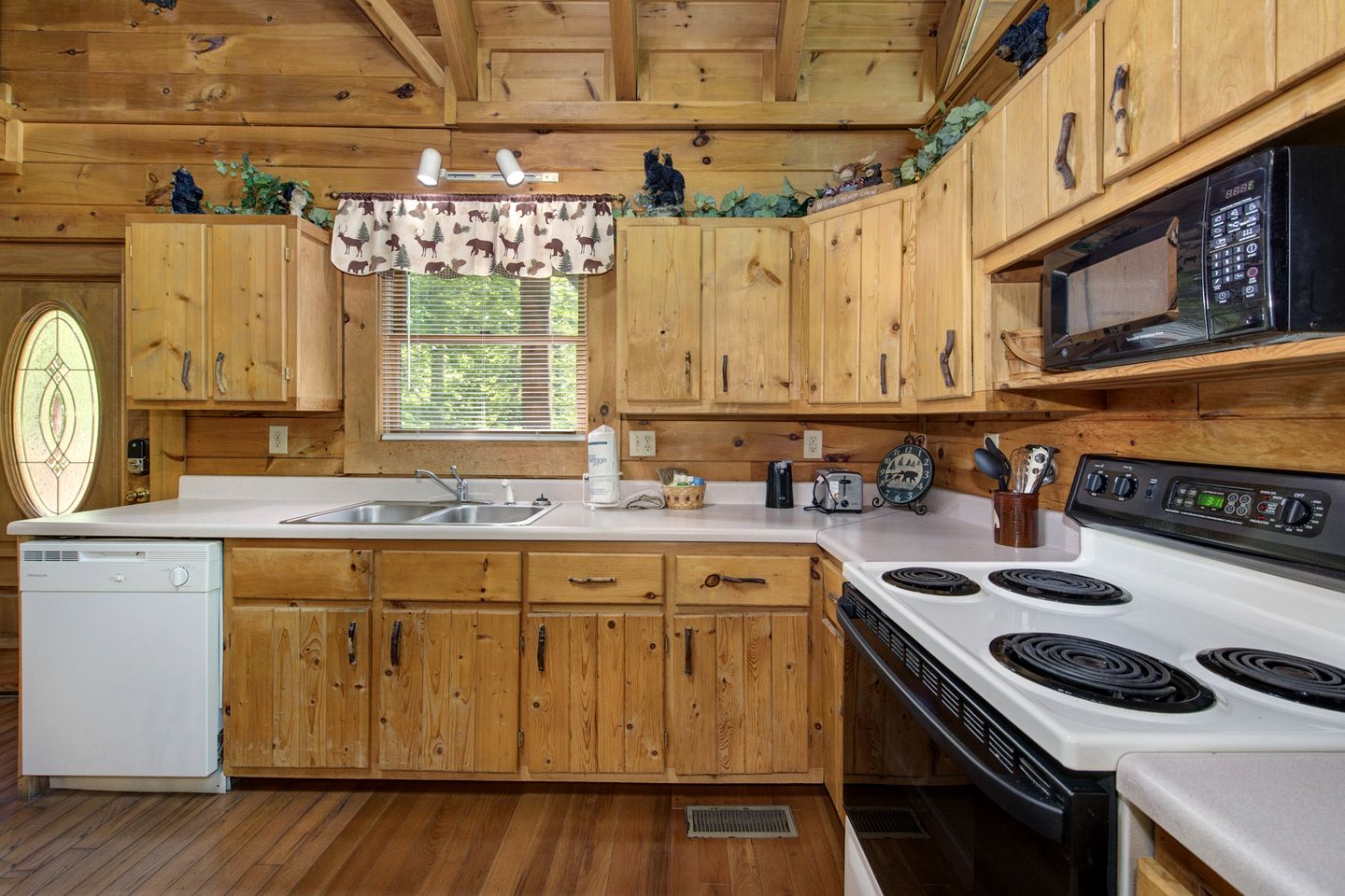 Wooden Secluded Cabin with Jacuzzi and Pool Table in Tennessee