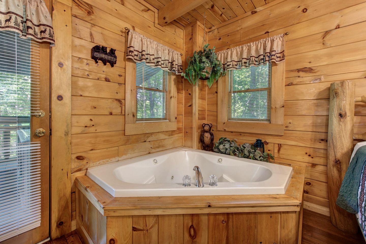Wooden Secluded Cabin with Jacuzzi and Pool Table in Tennessee