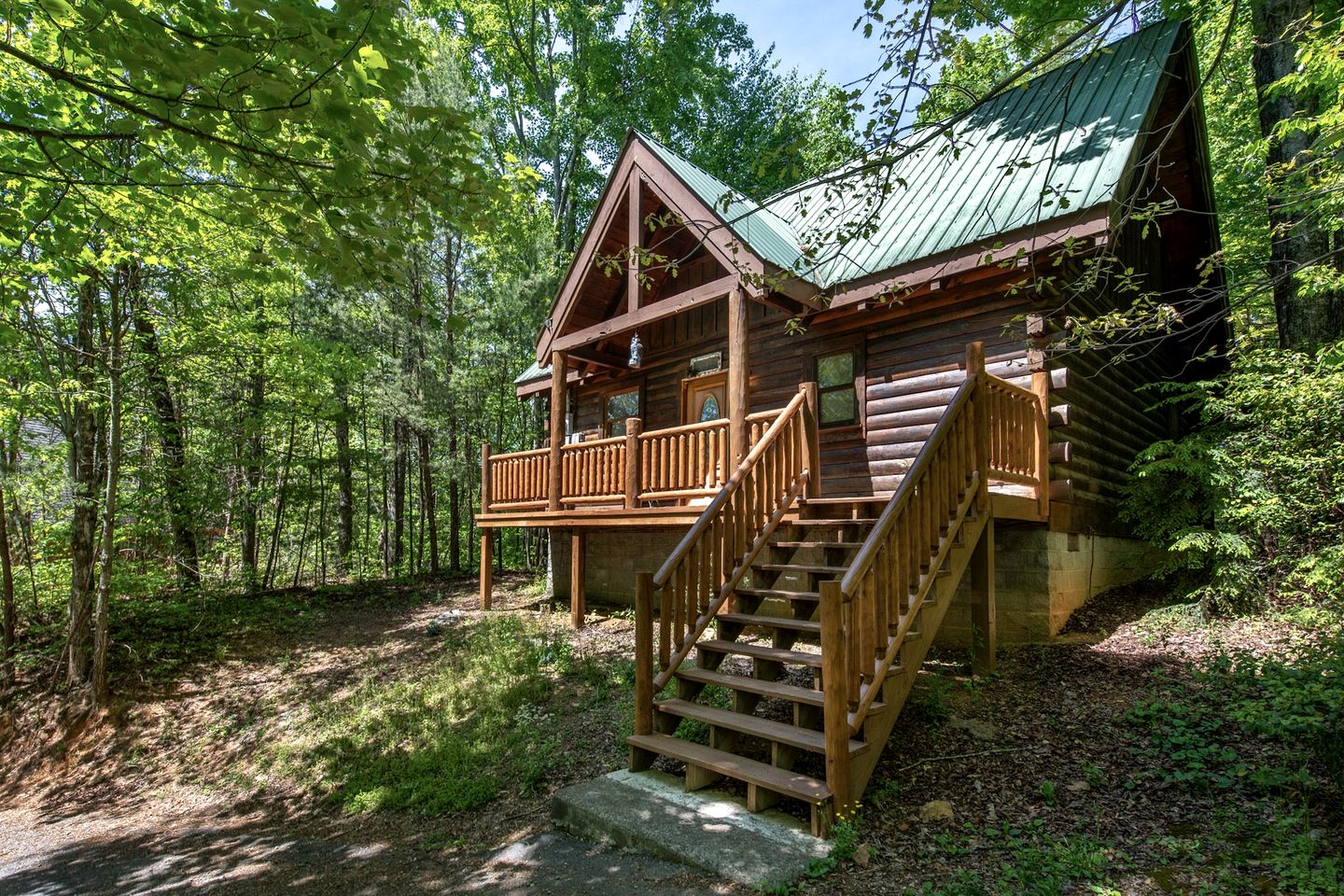 Wooden Secluded Cabin with Jacuzzi and Pool Table in Tennessee