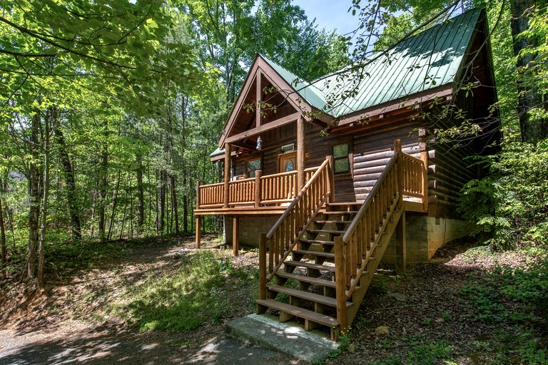 Wooden Secluded Cabin with Jacuzzi and Pool Table in Tennessee