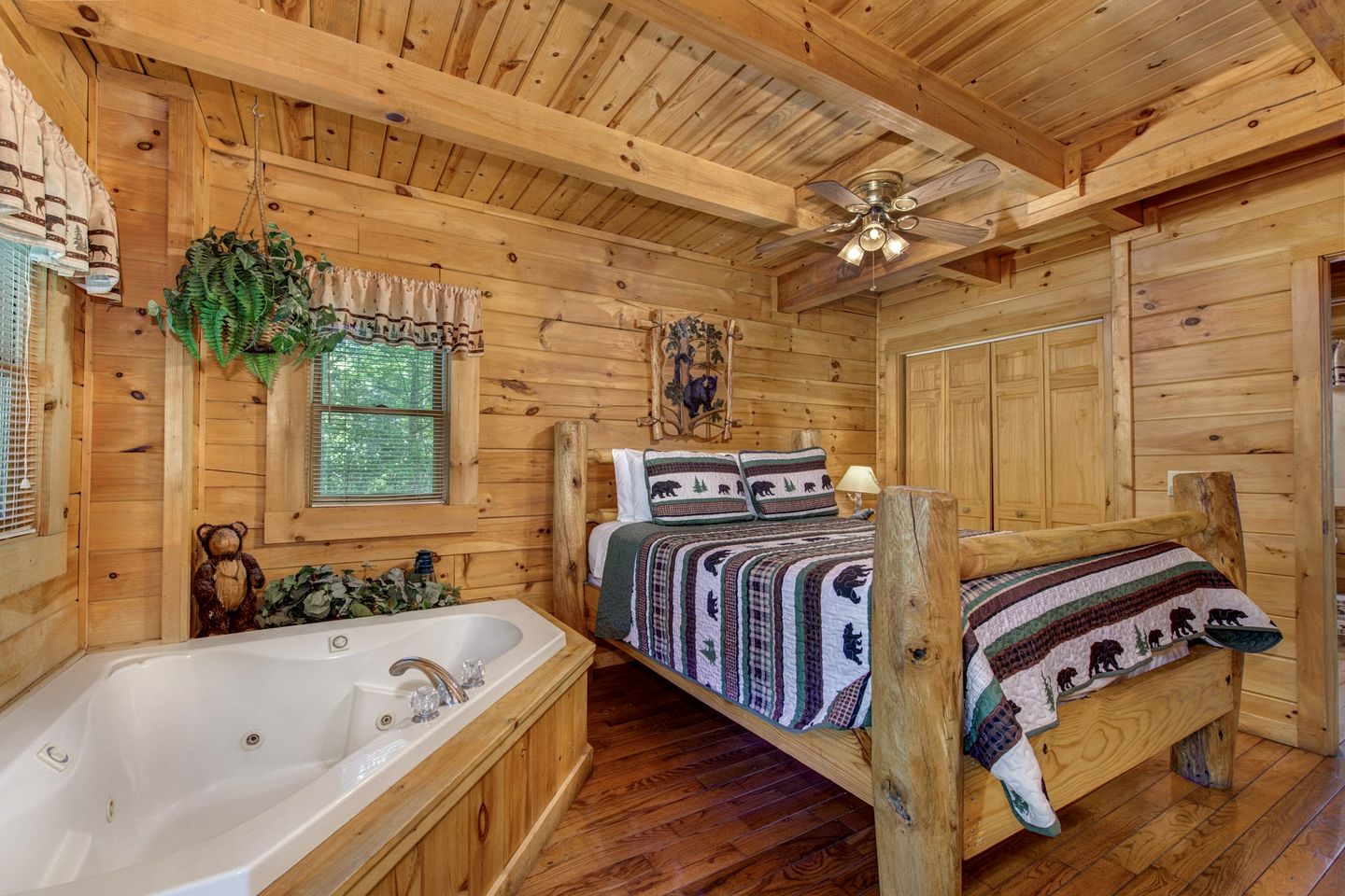 Wooden Secluded Cabin with Jacuzzi and Pool Table in Tennessee