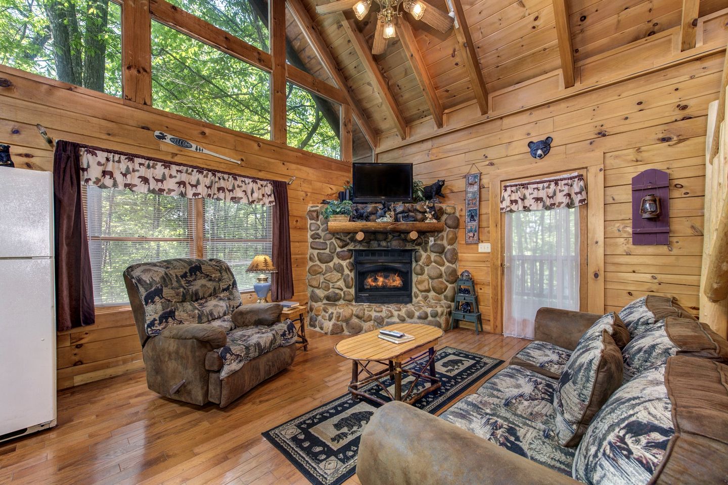 Wooden Secluded Cabin with Jacuzzi and Pool Table in Tennessee