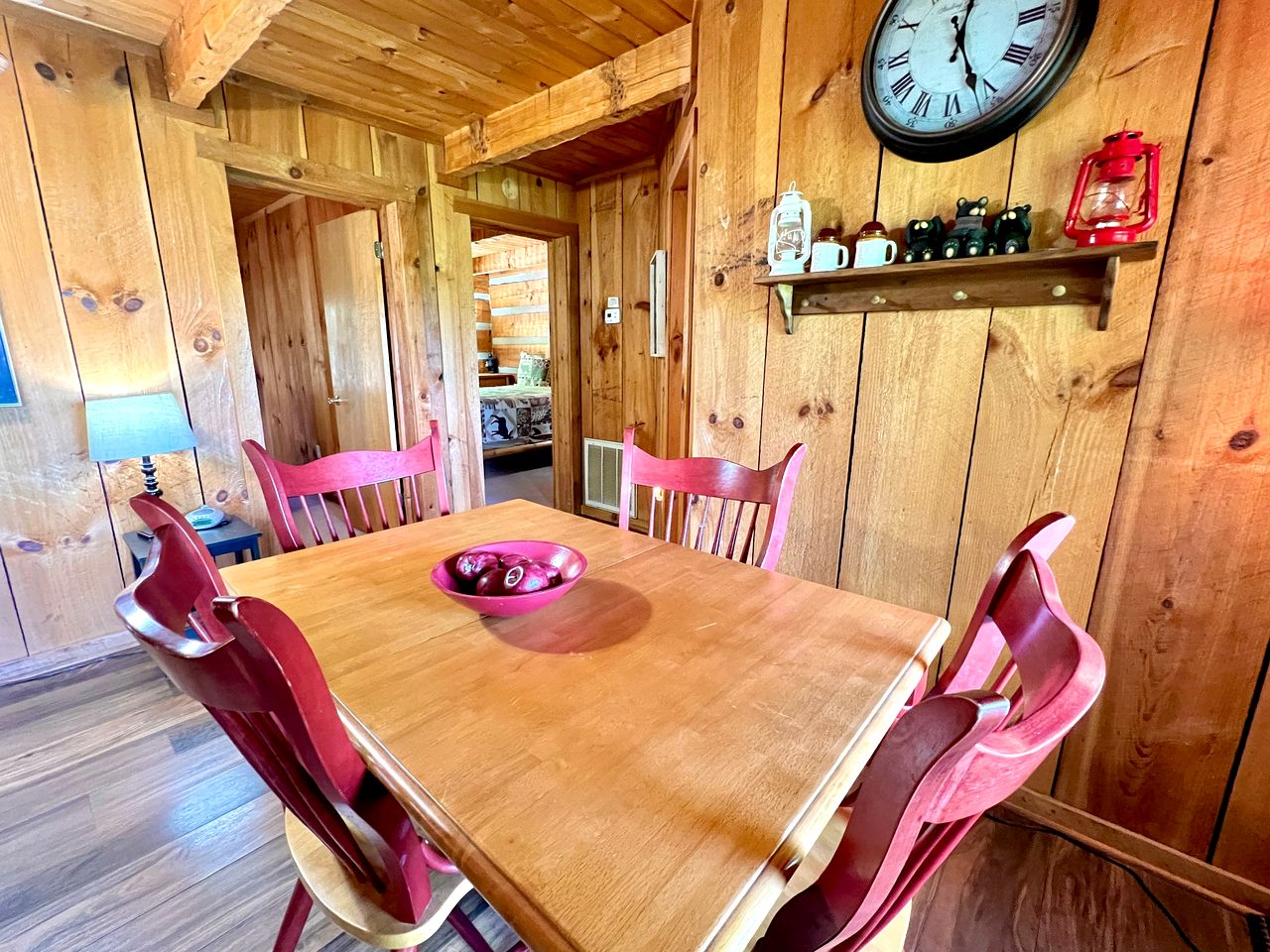 Rustic Picturesque Cabin with Hot-Tub in Sevierville, Tennessee