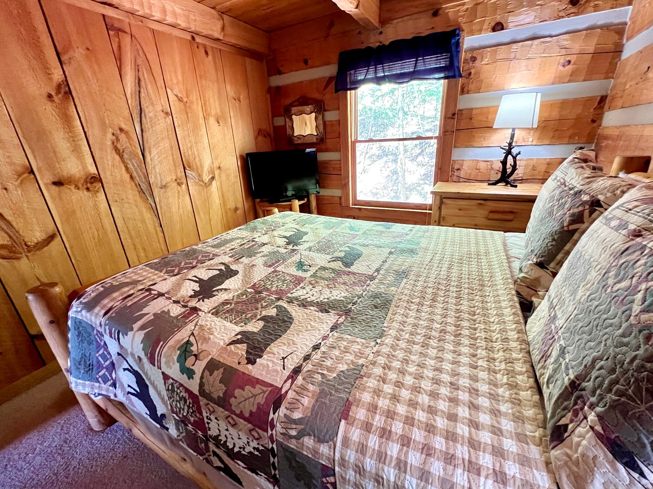Rustic Picturesque Cabin with Hot-Tub in Sevierville, Tennessee