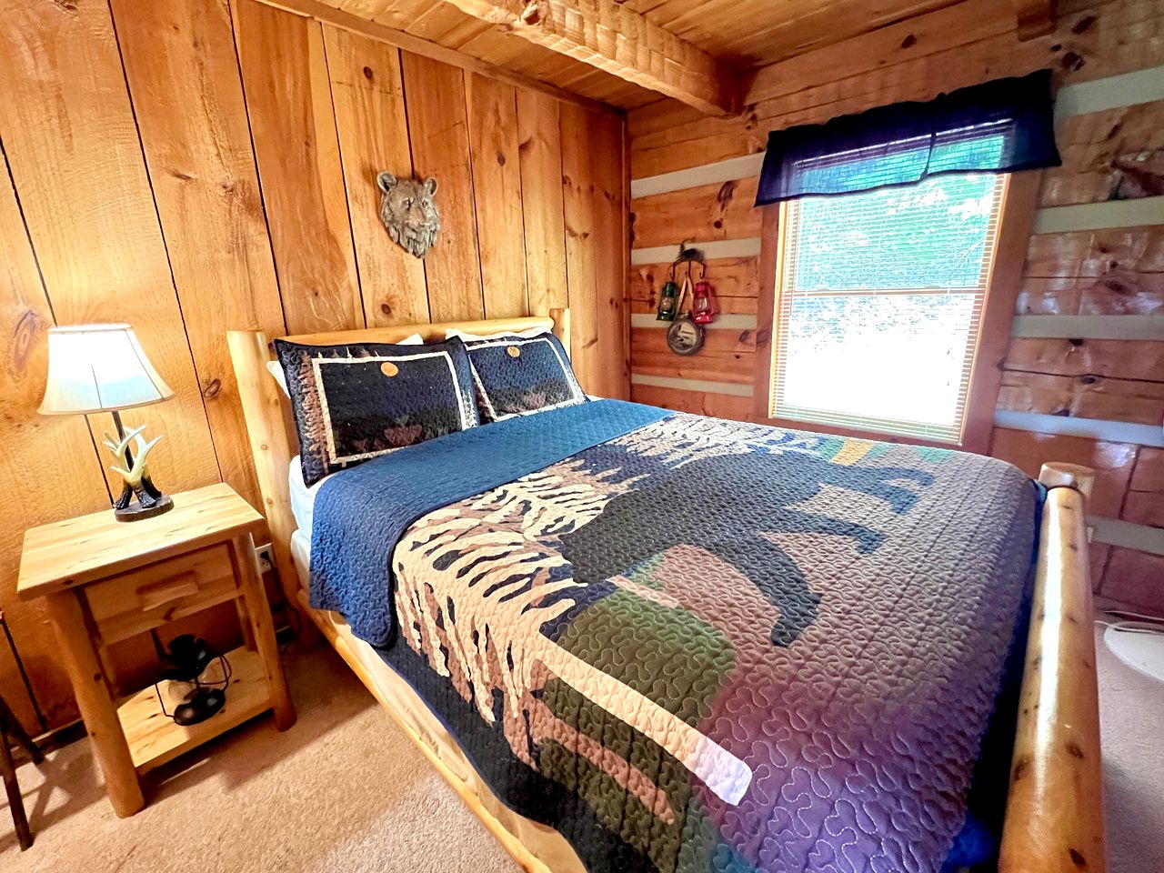 Rustic Picturesque Cabin with Hot-Tub in Sevierville, Tennessee