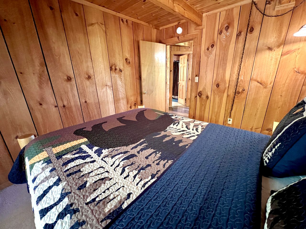 Rustic Picturesque Cabin with Hot-Tub in Sevierville, Tennessee