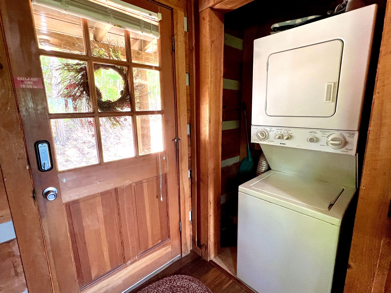 Rustic Picturesque Cabin with Hot-Tub in Sevierville, Tennessee