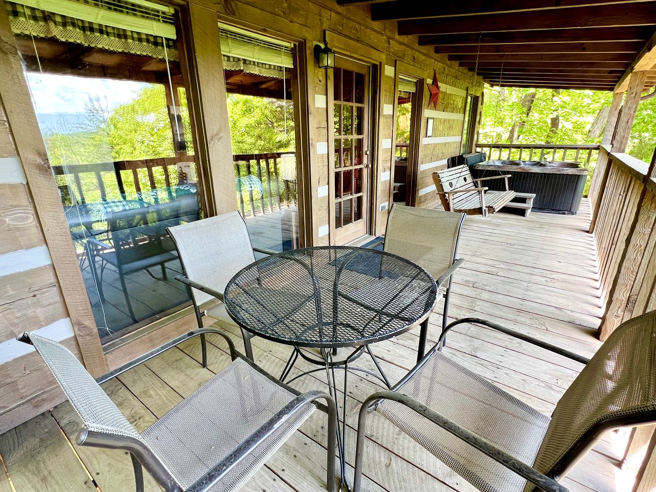 Rustic Picturesque Cabin with Hot-Tub in Sevierville, Tennessee