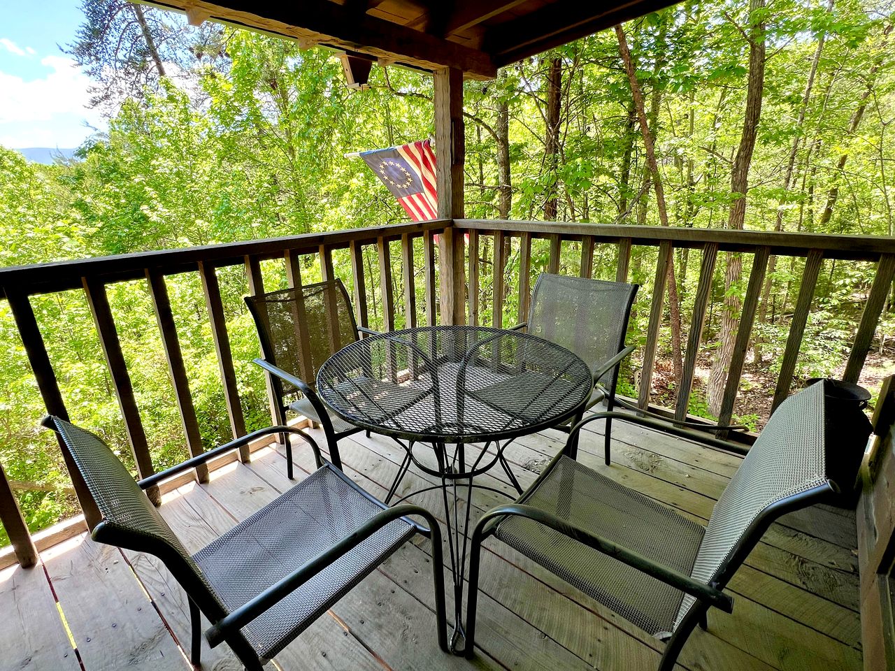 Rustic Picturesque Cabin with Hot-Tub in Sevierville, Tennessee