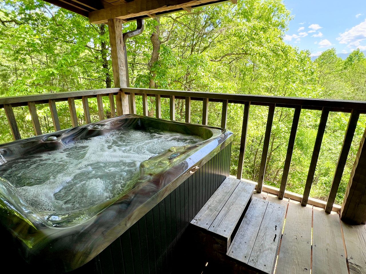 Rustic Picturesque Cabin with Hot-Tub in Sevierville, Tennessee