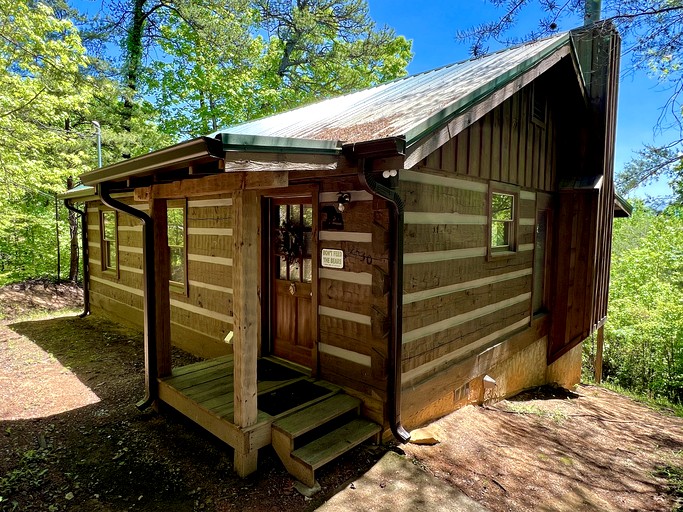 Rustic Picturesque Cabin with Hot-Tub in Sevierville, Tennessee