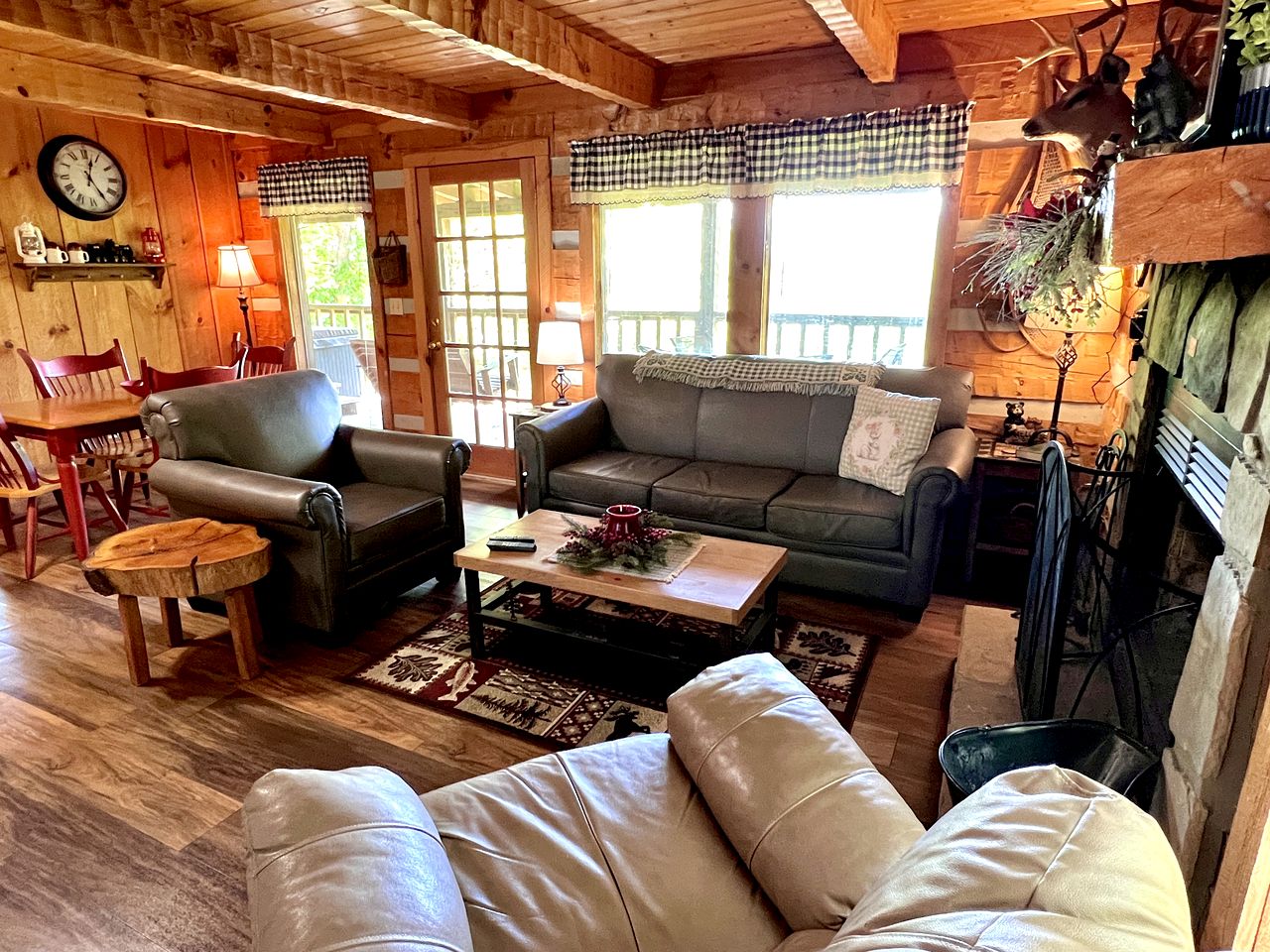 Rustic Picturesque Cabin with Hot-Tub in Sevierville, Tennessee