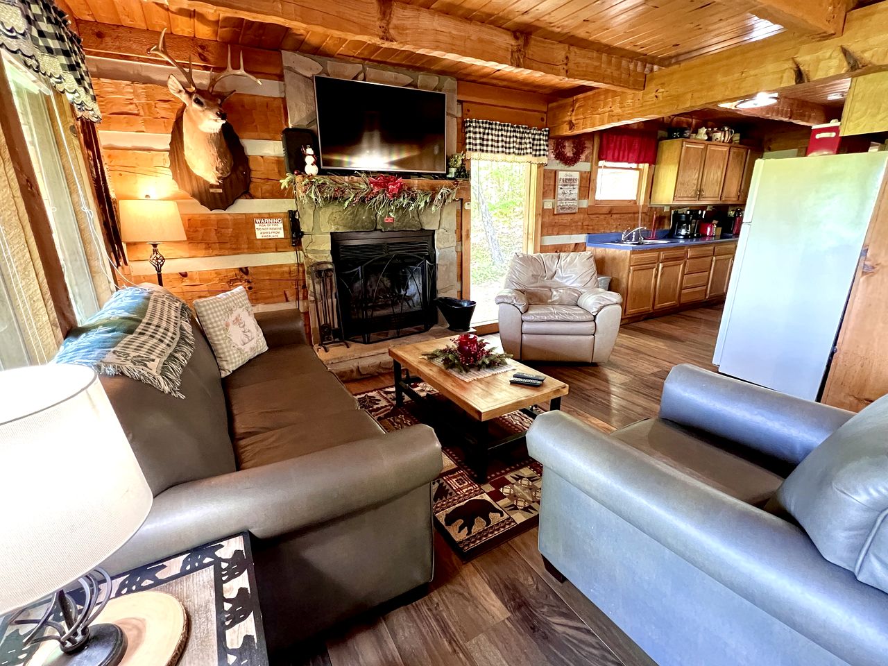 Rustic Picturesque Cabin with Hot-Tub in Sevierville, Tennessee