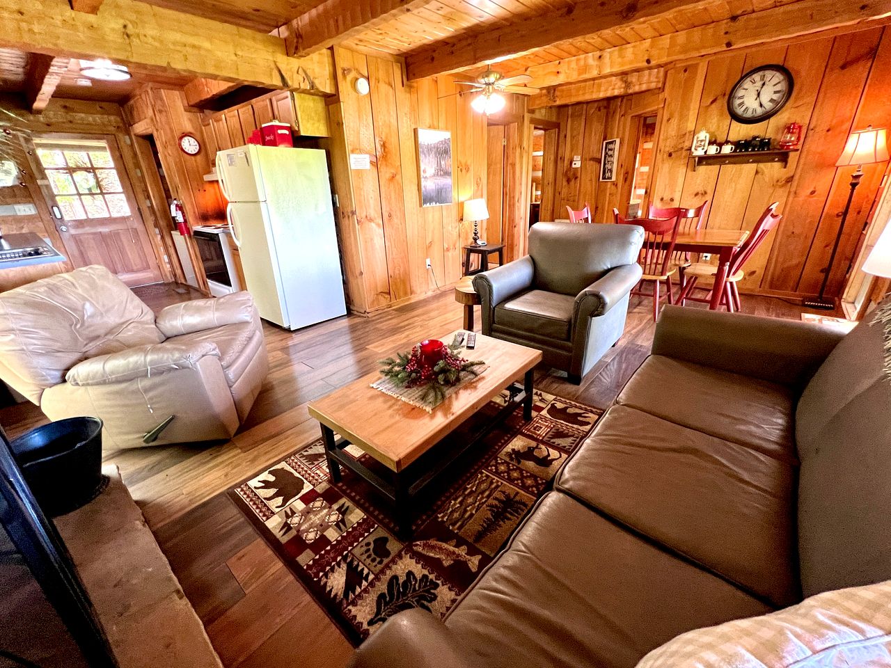 Rustic Picturesque Cabin with Hot-Tub in Sevierville, Tennessee