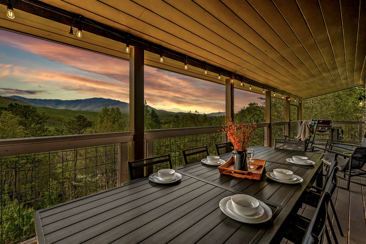Luxurious Accessible Getaway Cabin with Hot Tub and Panoramic Views in the Smoky Mountains, Tennessee