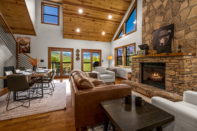 Luxurious Accessible Getaway Cabin with Hot Tub and Panoramic Views in the Smoky Mountains, Tennessee