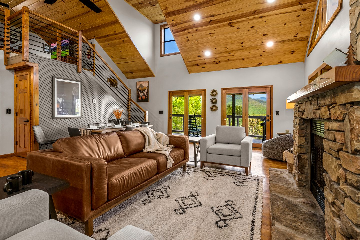 Luxurious Accessible Getaway Cabin with Hot Tub and Panoramic Views in the Smoky Mountains, Tennessee