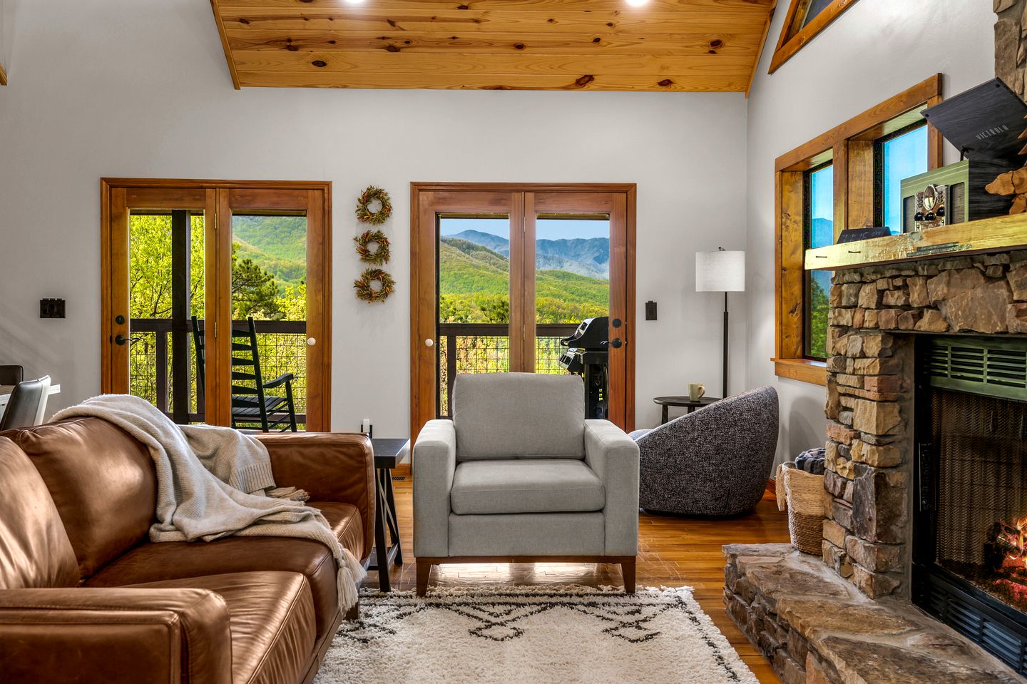 Luxurious Accessible Getaway Cabin with Hot Tub and Panoramic Views in the Smoky Mountains, Tennessee