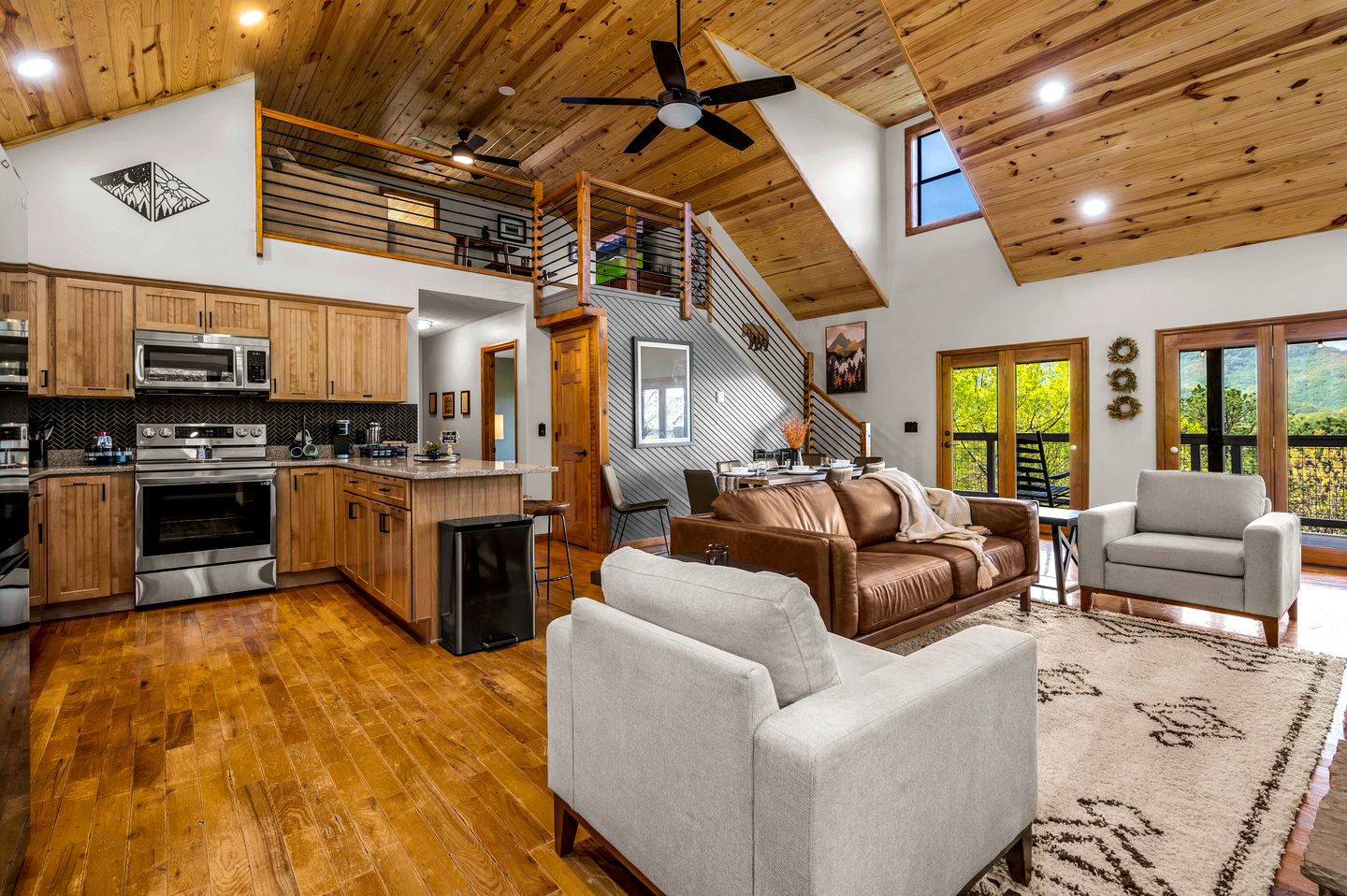 Luxurious Accessible Getaway Cabin with Hot Tub and Panoramic Views in the Smoky Mountains, Tennessee