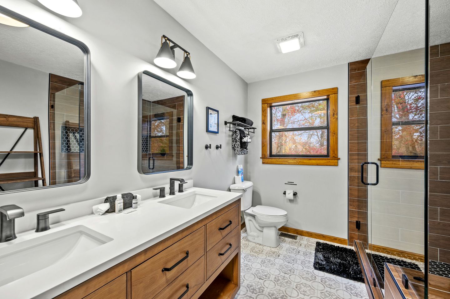 Luxurious Accessible Getaway Cabin with Hot Tub and Panoramic Views in the Smoky Mountains, Tennessee