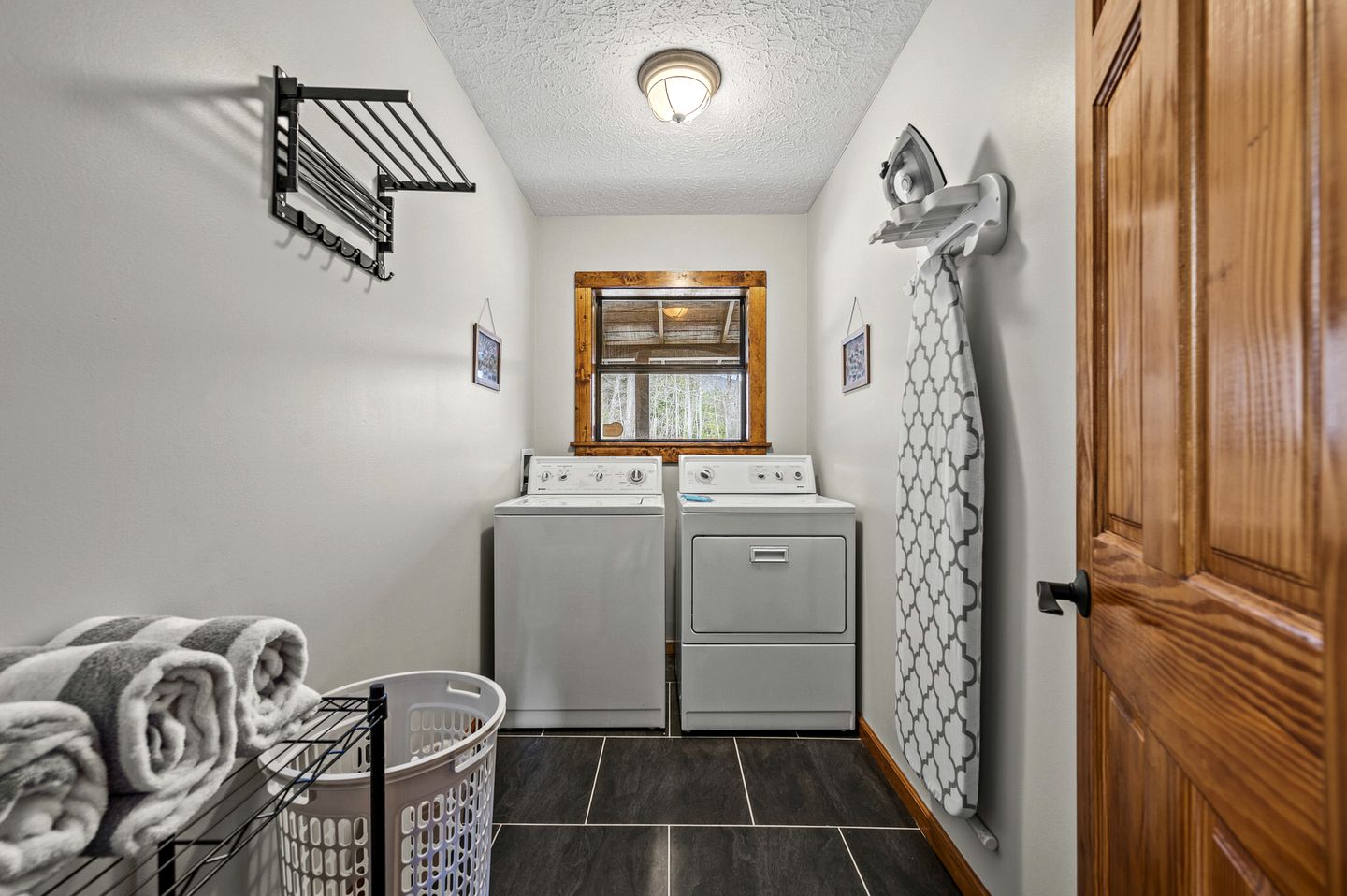 Luxurious Accessible Getaway Cabin with Hot Tub and Panoramic Views in the Smoky Mountains, Tennessee