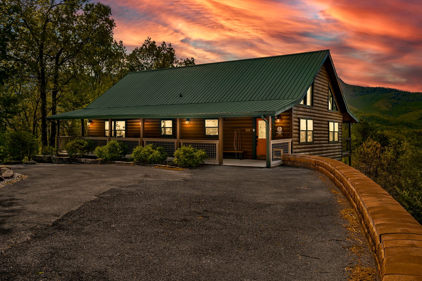 Luxurious Accessible Getaway Cabin with Hot Tub and Panoramic Views in the Smoky Mountains, Tennessee