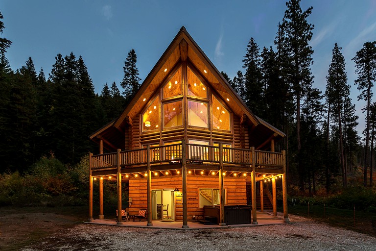 Pet-Friendly Luminous Cabin with Hot-Tub Perfect for Outdoor Activities in Leavenworth, Washington