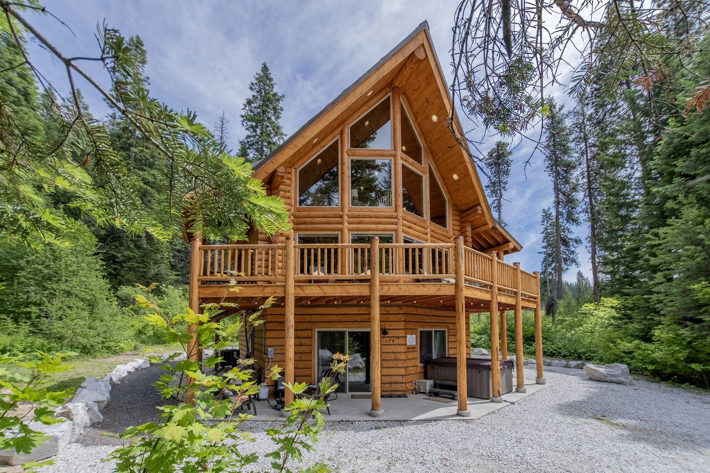 Pet-Friendly Luminous Cabin with Hot-Tub Perfect for Outdoor Activities in Leavenworth, Washington
