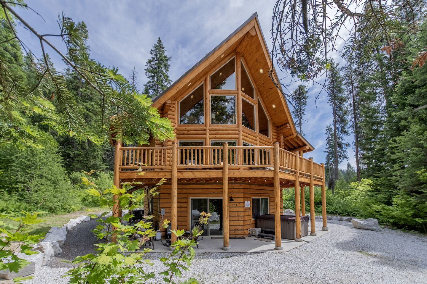 Pet-Friendly Luminous Cabin with Hot-Tub Perfect for Outdoor Activities in Leavenworth, Washington