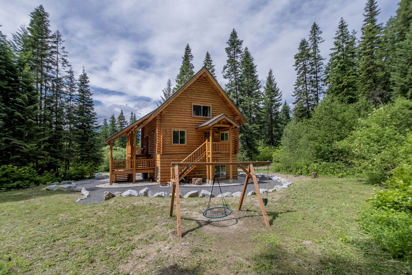 Pet-Friendly Luminous Cabin with Hot-Tub Perfect for Outdoor Activities in Leavenworth, Washington