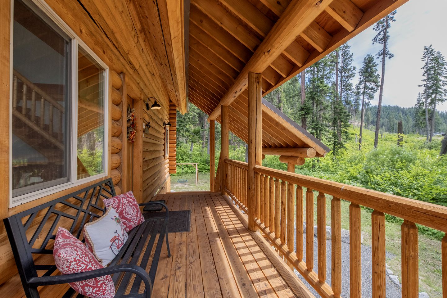 Pet-Friendly Luminous Cabin with Hot-Tub Perfect for Outdoor Activities in Leavenworth, Washington