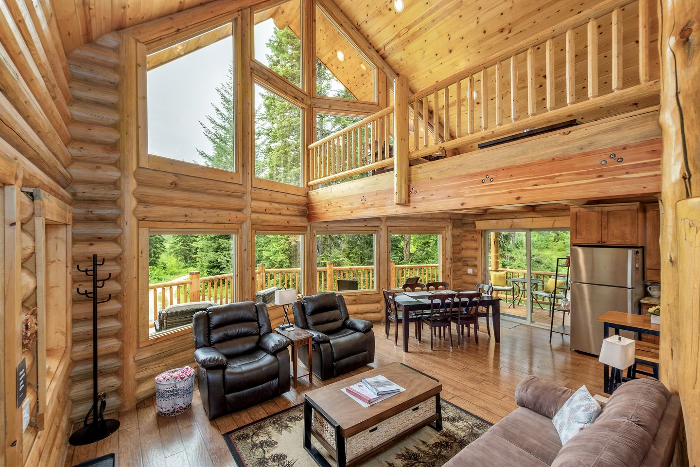 Pet-Friendly Luminous Cabin with Hot-Tub Perfect for Outdoor Activities in Leavenworth, Washington