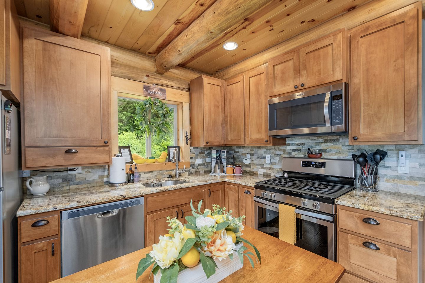 Pet-Friendly Luminous Cabin with Hot-Tub Perfect for Outdoor Activities in Leavenworth, Washington