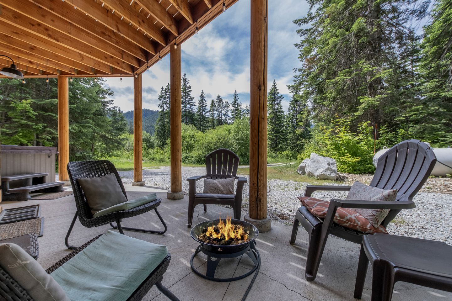 Pet-Friendly Luminous Cabin with Hot-Tub Perfect for Outdoor Activities in Leavenworth, Washington