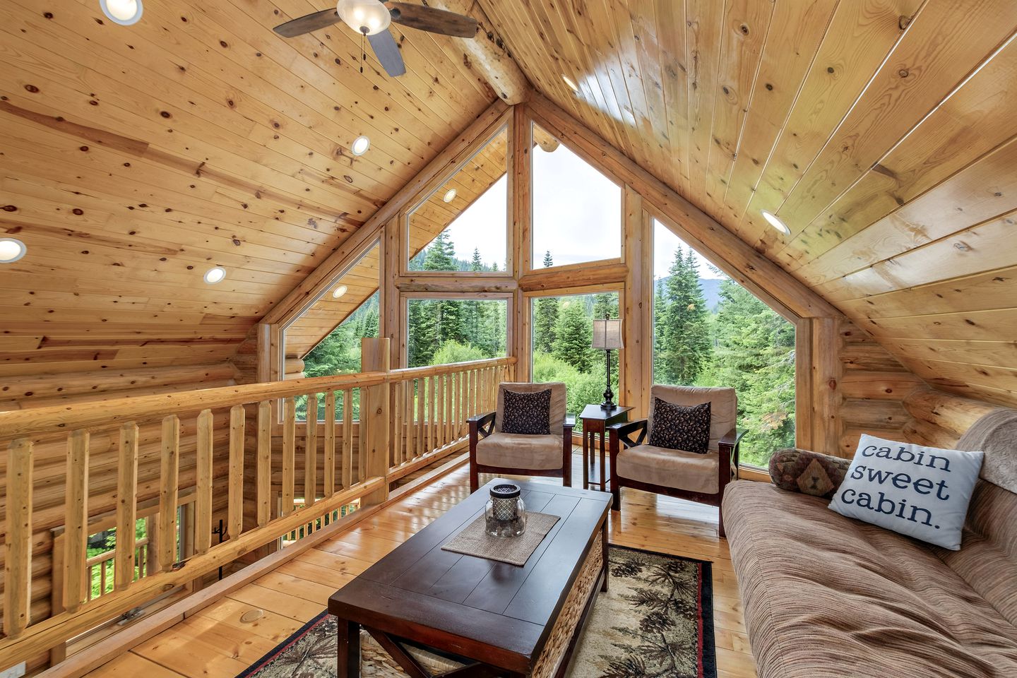 Pet-Friendly Luminous Cabin with Hot-Tub Perfect for Outdoor Activities in Leavenworth, Washington