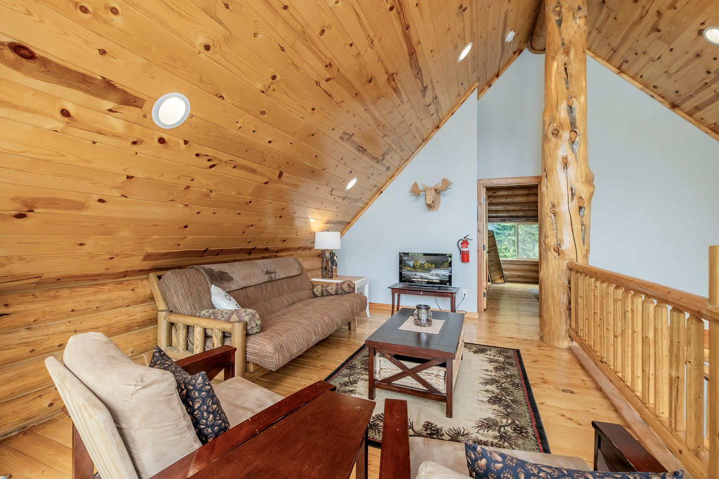 Pet-Friendly Luminous Cabin with Hot-Tub Perfect for Outdoor Activities in Leavenworth, Washington