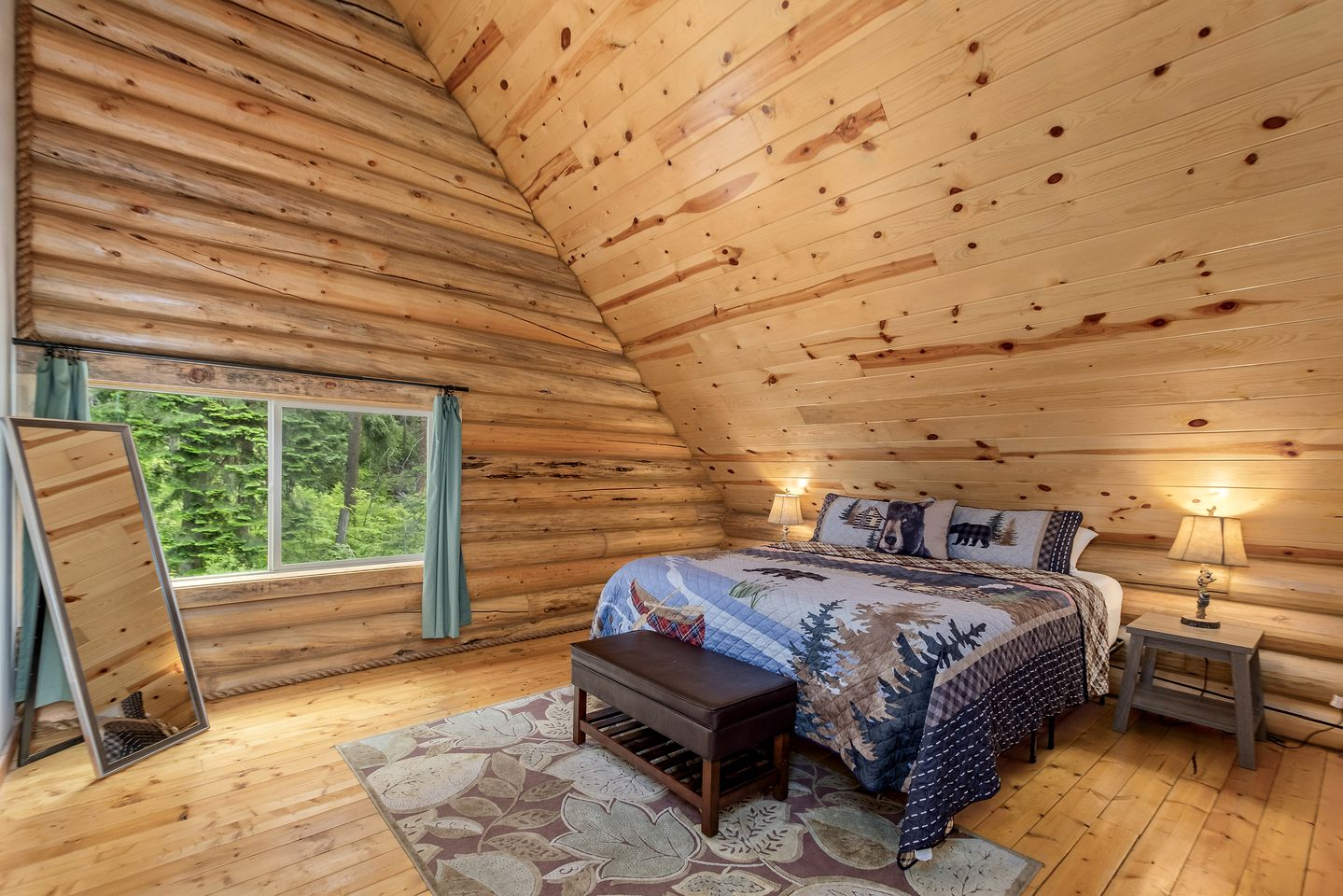 Pet-Friendly Luminous Cabin with Hot-Tub Perfect for Outdoor Activities in Leavenworth, Washington