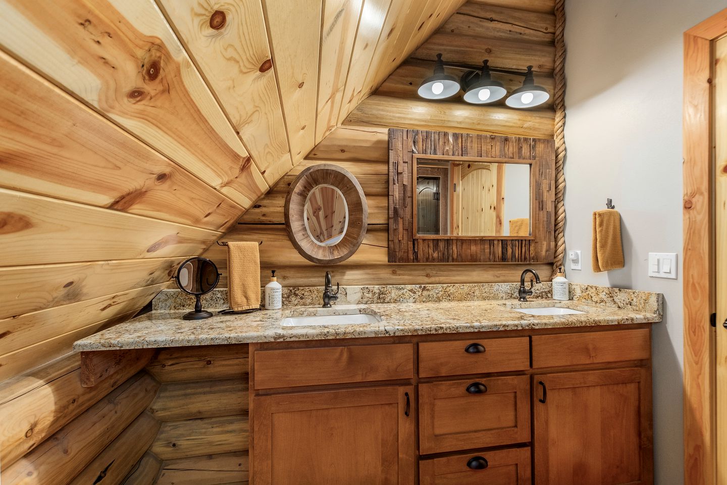 Pet-Friendly Luminous Cabin with Hot-Tub Perfect for Outdoor Activities in Leavenworth, Washington